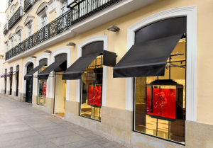 Asutralian shop with convertible awnings in windows to maximise outside space